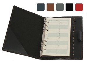 Agenda en cuir ouvert sur le répertoire