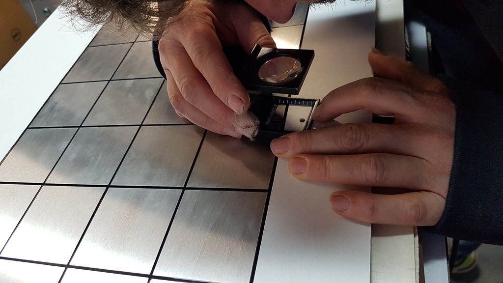 vérification à la loupe