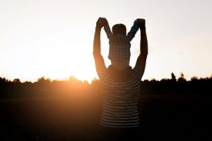 un fils sur les épaules de son père