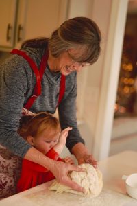 cuisine petite fille et grand-mère