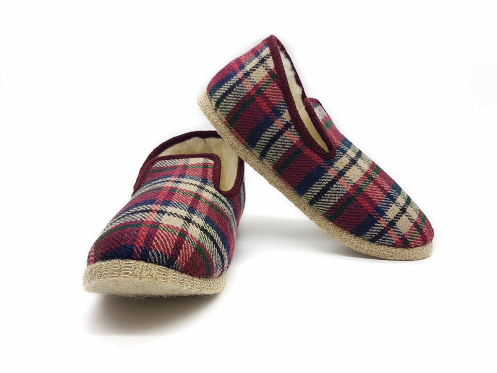Mise en scène de chaussons modèle charentaises Rouge